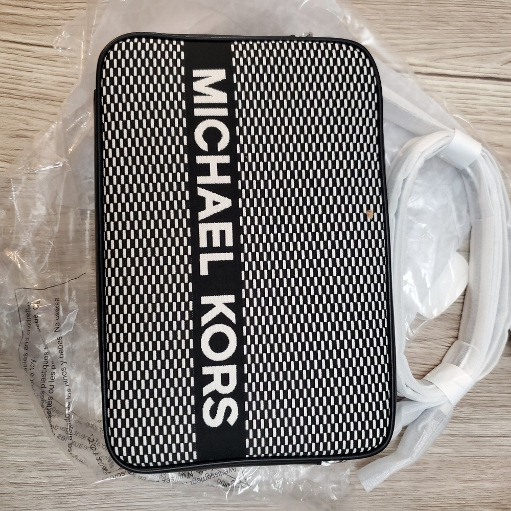 SOLD!!!NWT Michael Kors Jetset East West crossbody